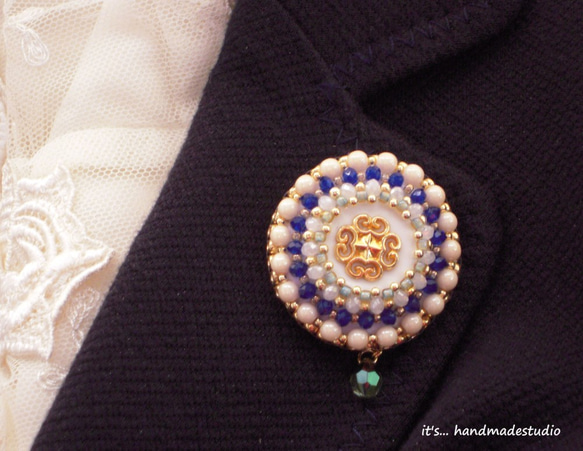 Cristal-drop Button&beads embroidery brooch by Ichico 第1張的照片