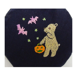 クマとハロウィン　刺繍入り丸型ミニポーチ 4枚目の画像