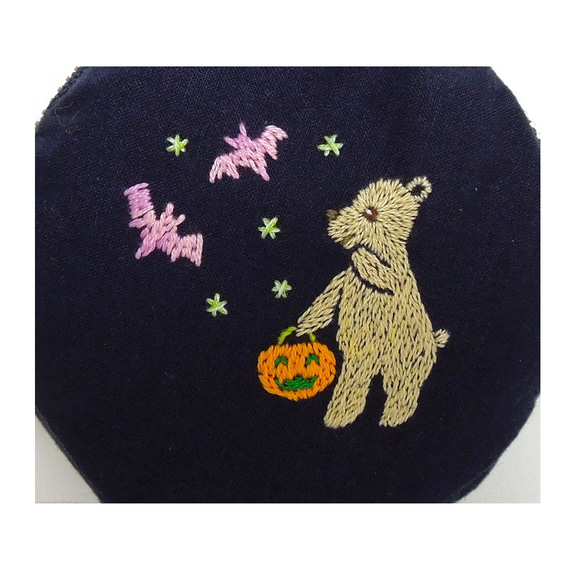 クマとハロウィン　刺繍入り丸型ミニポーチ 4枚目の画像