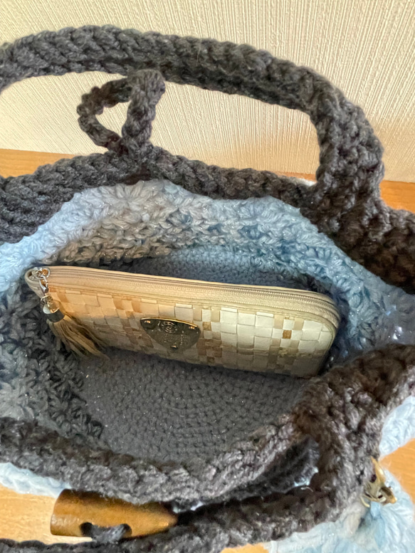 ハンドメイド毛糸バック  松編みバックブルー 2枚目の画像