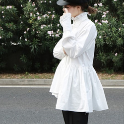人気のオリジナルニッチデザイン，斜めの袖口が付いたレースのスタンドアップカラーシャツ白い不規則なミドル丈ブラウスの女性 6枚目の画像