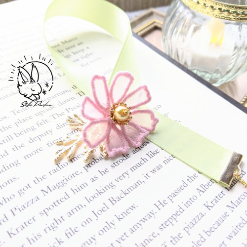 コスモスのリボンブックマーカー オーガンジー刺繍 しおり 誕生花