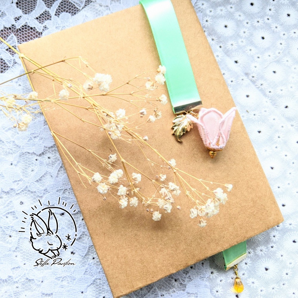 ハンドメイド　ブックマーカー　栞　«No.81»　いちご　リボン　ラインストーン