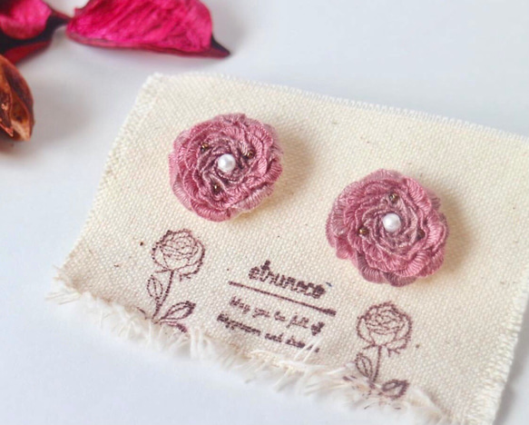 立体刺繍 薔薇 ピアス 1枚目の画像