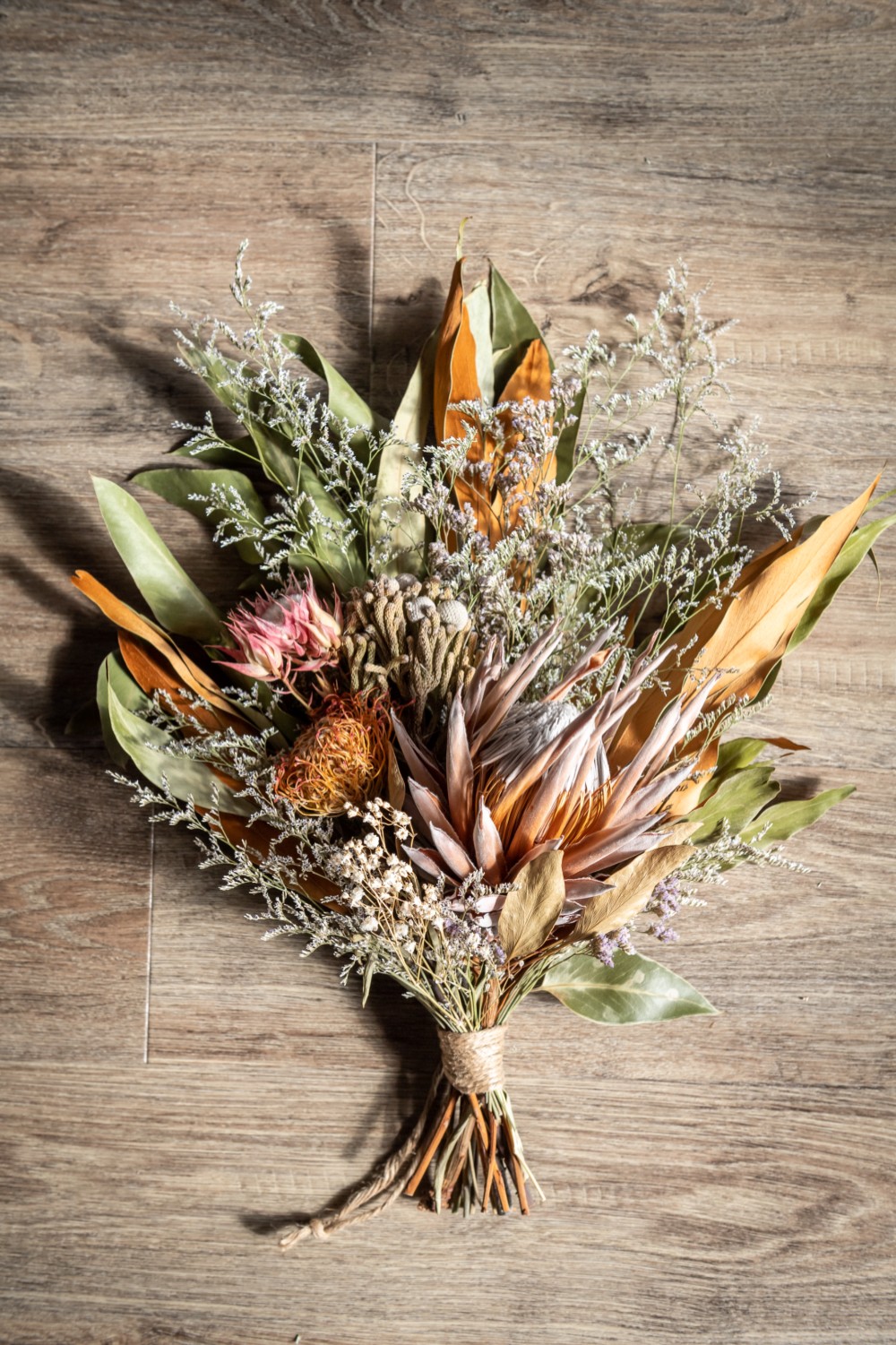 ピンクッションとユーカリを秋色に束ねた スワッグ  籠の花瓶付き ドライフラワーハンドメイド