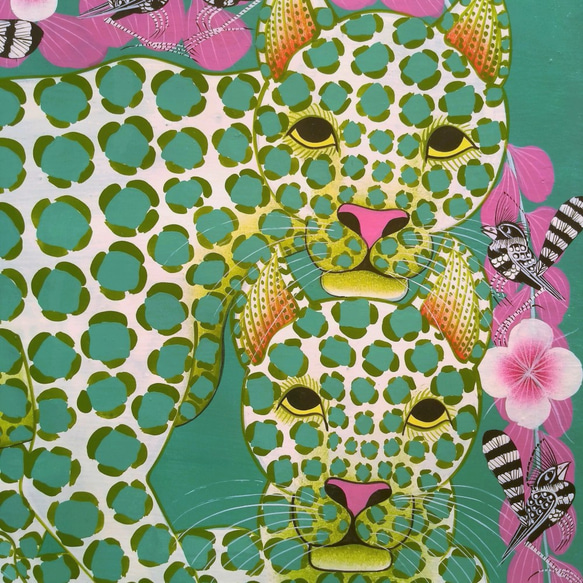 アフリカ絵画 『 Green Leopard family 』ティンガティンガ by Zuberi 50*70cm 4枚目の画像