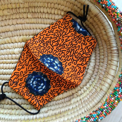 キテンゲ 布マスク㉙ アフリカ／タンザニアのテーラーさんの手作り 1枚目の画像