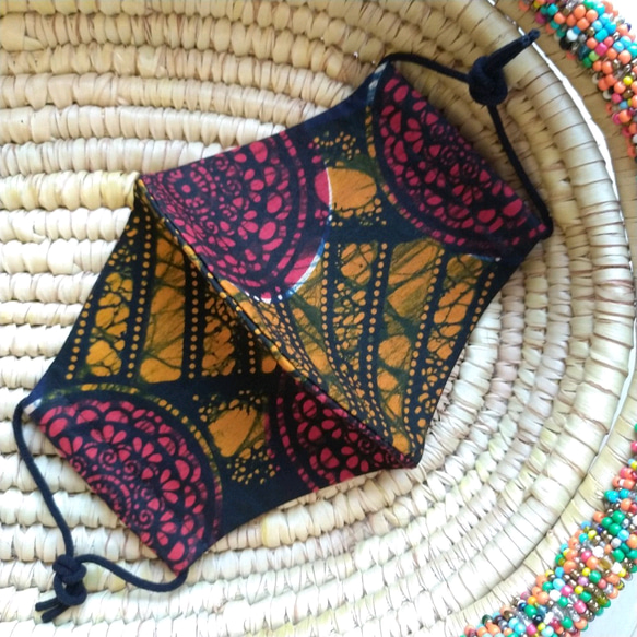 キテンゲ 布マスク㊹ アフリカ／タンザニアのテーラーさんの手作り 1枚目の画像