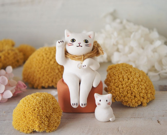 【陶器の招き猫】座る白猫d 2枚目の画像