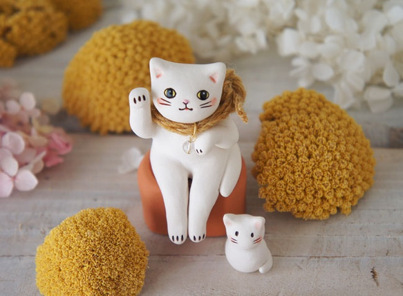 【陶器の招き猫】座る白猫d 3枚目の画像