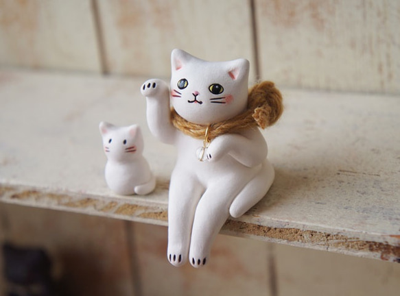 【陶器の招き猫】座る白猫d 4枚目の画像