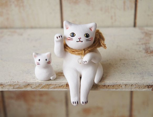 【陶器の招き猫】座る白猫d 5枚目の画像