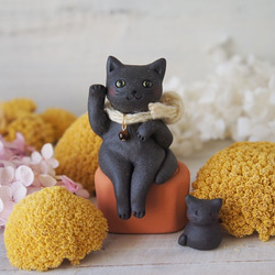 【陶器の招き猫】座る黒猫b右手挙 2枚目の画像