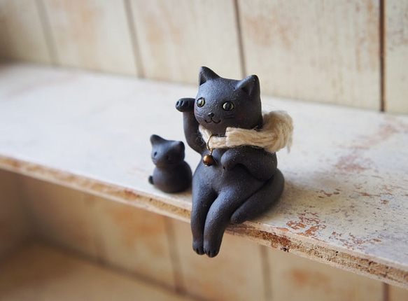 【陶器の招き猫】座る黒猫b右手挙 3枚目の画像