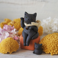 【陶器の招き猫】座る黒猫b右手挙 4枚目の画像