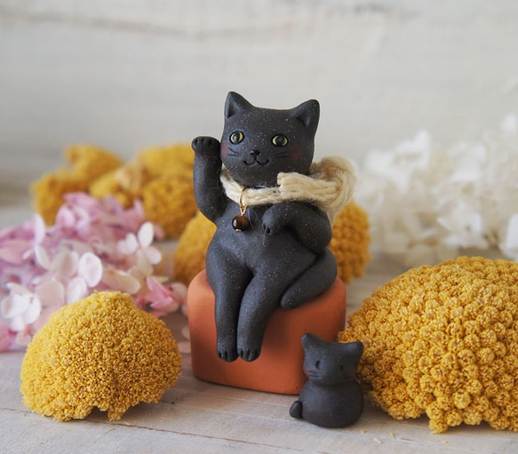 【陶器の招き猫】座る黒猫b右手挙 4枚目の画像