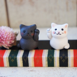 【陶器の小さな招き猫】白黒対e 1枚目の画像