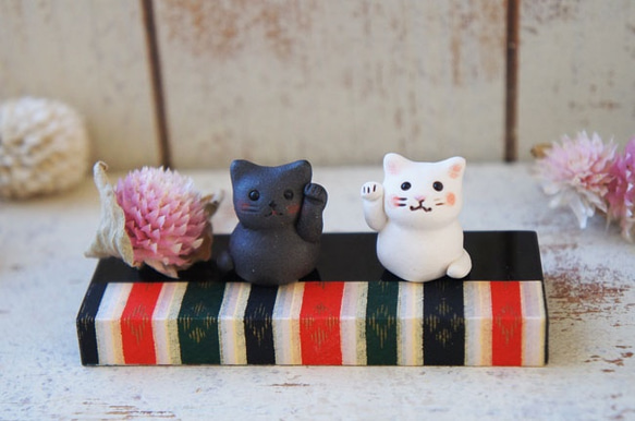 【陶器の小さな招き猫】白黒対e 4枚目の画像