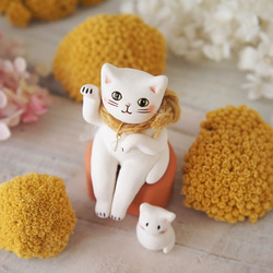 【陶器の招き猫】座る白猫a 3枚目の画像