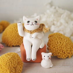 【陶器の招き猫】座る白猫b 2枚目の画像