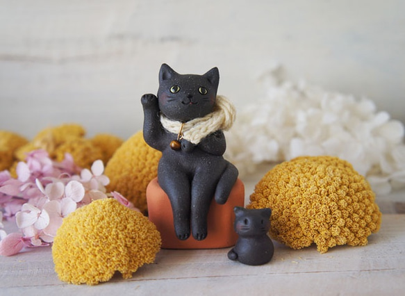 【陶器の招き猫】座る黒猫c右手上げ 2枚目の画像