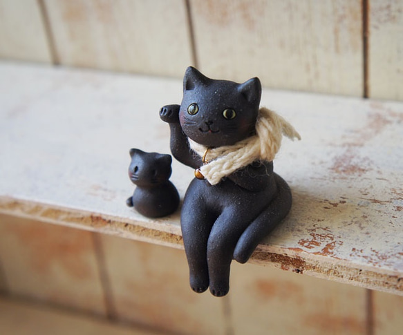【陶器の招き猫】座る黒猫c右手上げ 4枚目の画像