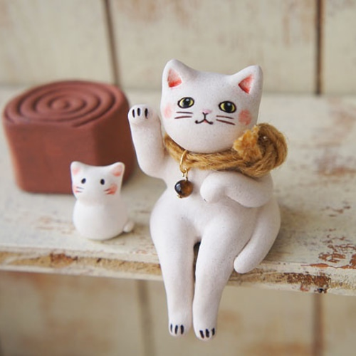 【美品】ネコ　白猫　招き猫　陶器　置物　インテリア　工芸品　美術品　A1048 Amazon.co.jp: ネコ 白猫 招き猫 陶器 置物 インテリア 工芸品