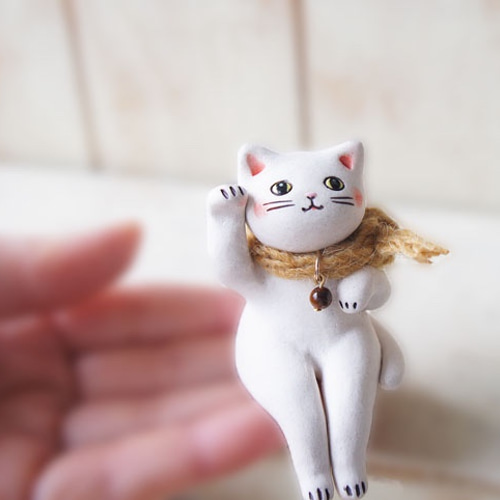 陶器の招き猫】座る白猫bb 招き猫 waka 通販 11351556｜Creema