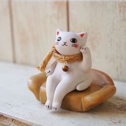 Creema限定【陶器の座る招き猫】白猫マフラー＆ソファーセット＊A 3枚目の画像