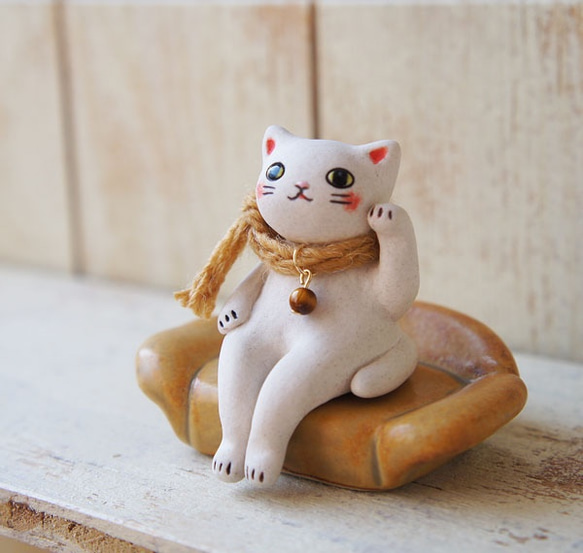 Creema限定【陶器の座る招き猫】白猫マフラー＆ソファーセット＊A 3枚目の画像
