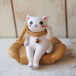 Creema限定【陶器の座る招き猫】白猫マフラー＆ソファーセット＊A 1枚目の画像