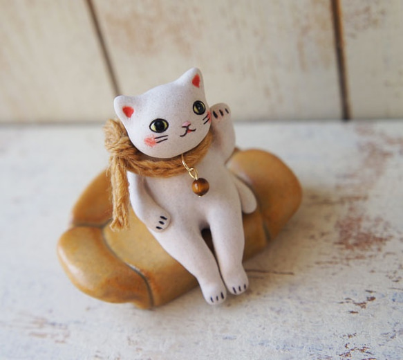 Creema限定【陶器の座る招き猫】白猫マフラー＆ソファーセット＊A 4枚目の画像