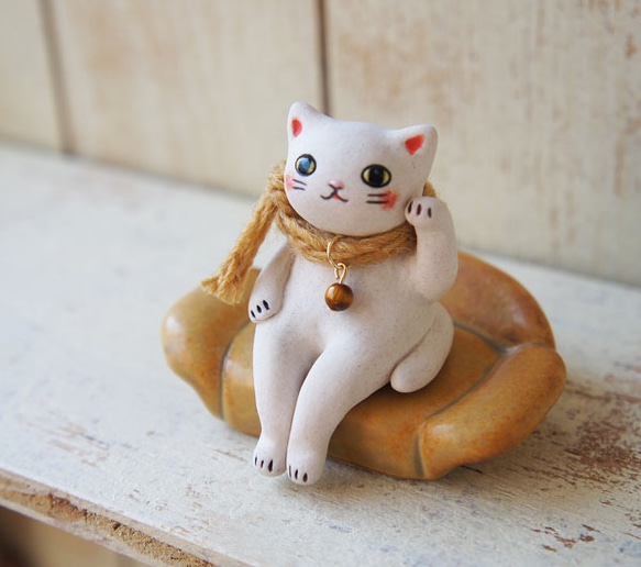 Creema限定【陶器の座る招き猫】白猫マフラー＆ソファーセット＊A 2枚目の画像