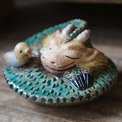 陶器【眠り龍/m】青緑・左巻 その他置物 陶waka 通販 8884755｜Creema