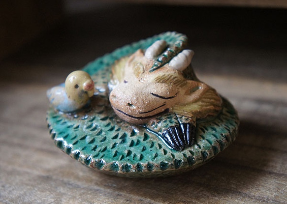 陶器【眠り龍/m】青緑・左巻 その他置物 陶waka 通販 8884755｜Creema