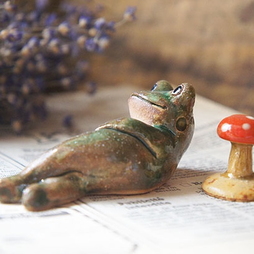 陶器【カエルとキノコ】a 立体・オブジェ 陶waka 通販 9574789｜Creema