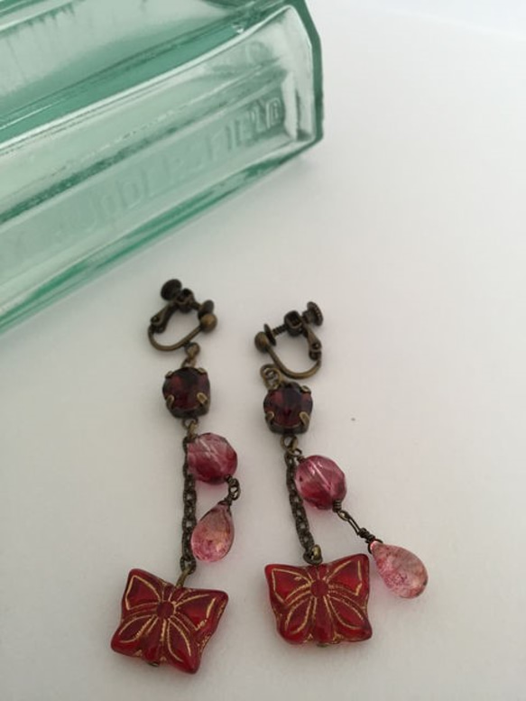 紅い蝶のイヤリング 2枚目の画像