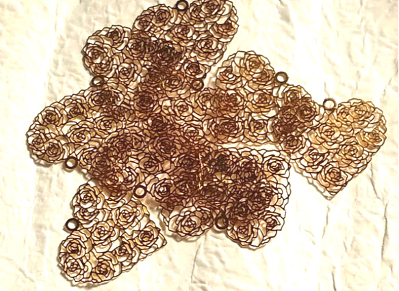 チャーム 6個 ハート バラ 透かし メタル プレート 銅 ゴールド 4枚目の画像