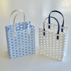 穴開き　ドットペーパーを使った手提げ小袋（その１）白／青２個セット 1枚目の画像