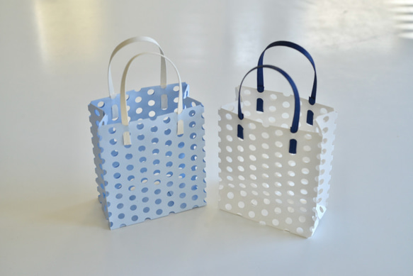 穴開き　ドットペーパーを使った手提げ小袋（その１）白／青２個セット 1枚目の画像