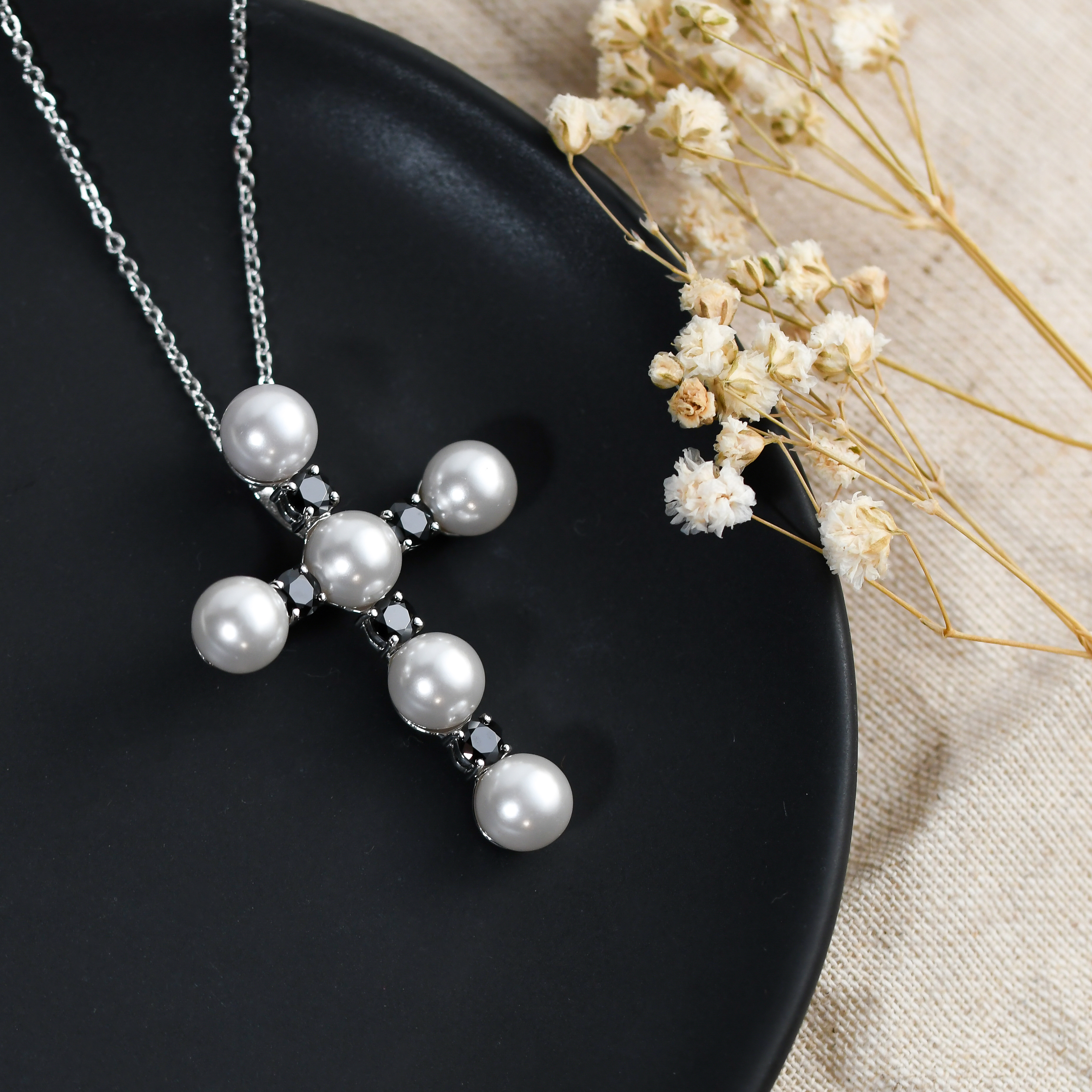 パール&ブラックジルコニアのクロスネックレス