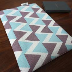 シルクスクリーン オリジナルデザイン　オリジナルテキスタイル　ボルドーブルー　蝶ネクタイ　フラットポーチ　柄物　柄もの 2枚目の画像