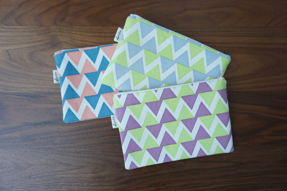 シルクスクリーン オリジナルデザイン　オリジナルテキスタイル　ボルドーブルー　蝶ネクタイ　フラットポーチ　柄物　柄もの 3枚目の画像