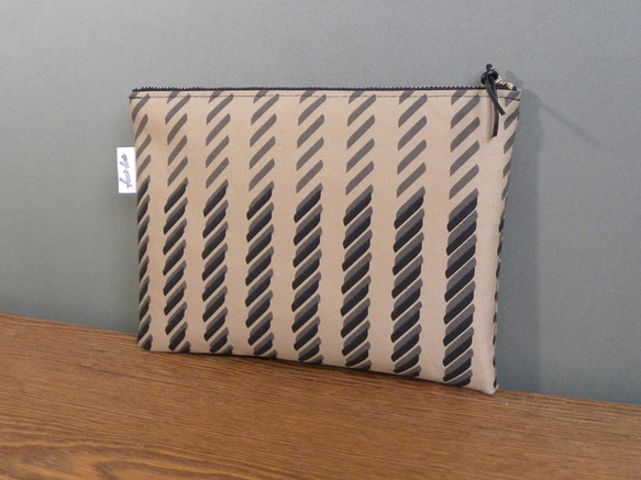 ナナメボウ　フラットポーチ　ベージュ　ブラック 柄物　柄もの　模様 1枚目の画像