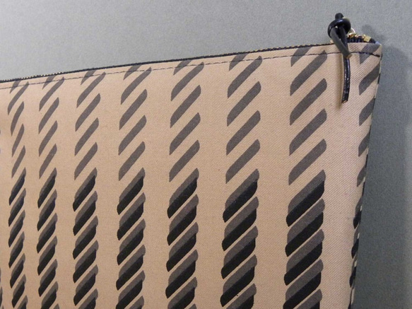 ナナメボウ　フラットポーチ　ベージュ　ブラック 柄物　柄もの　模様 2枚目の画像