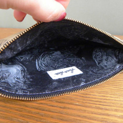 ナナメボウ　フラットポーチ　ベージュ　ブラック 柄物　柄もの　模様 3枚目の画像