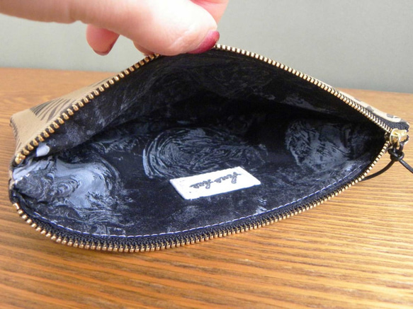 ナナメボウ　フラットポーチ　ベージュ　ブラック 柄物　柄もの　模様 3枚目の画像