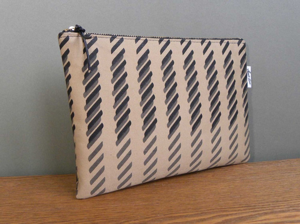 ナナメボウ　フラットポーチ　ベージュ　ブラック 柄物　柄もの　模様 4枚目の画像