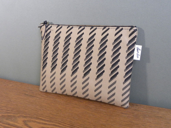 ナナメボウ　フラットポーチ　ベージュ　ブラック 柄物　柄もの　模様 5枚目の画像