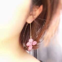 紫陽花ピアス♡レベッカ  あじさい 紫陽花 チェーンピアス 16kgf ワインレッド スタッズ アシンメトリー 5枚目の画像